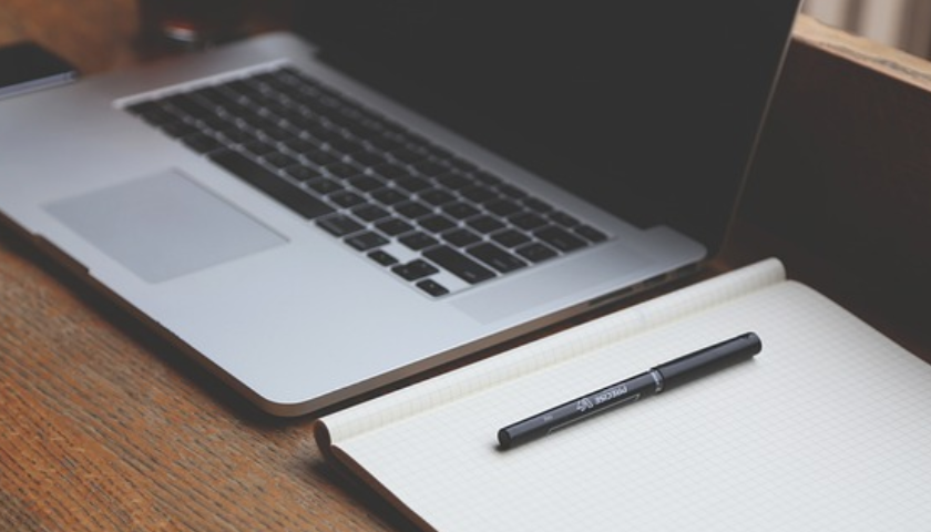 通过定制网站设计，企业能够凸显自身的品牌形象和价值观